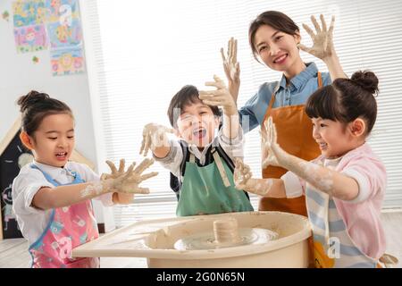 Cours de poterie artisanale pour enfants heureux Banque D'Images