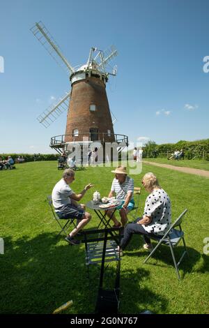 Thaxted Essex UK 31 Mai 2021 Bank Holiday thé et gâteau d'été dans le domaine de John Webbs Windmill (Thaxted Windmill). QuintEssential été britannique Banque D'Images