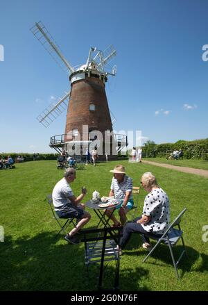 Thaxted Essex UK 31 Mai 2021 Bank Holiday thé et gâteau d'été dans le domaine de John Webbs Windmill (Thaxted Windmill). QuintEssential été britannique Banque D'Images