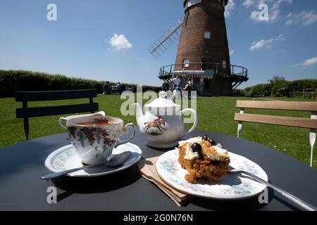 Thaxted Essex UK 31 Mai 2021 Bank Holiday thé et gâteau d'été dans le domaine de John Webbs Windmill (Thaxted Windmill). QuintEssential été britannique Banque D'Images