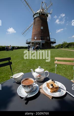 Thaxted Essex UK 31 Mai 2021 Bank Holiday thé et gâteau d'été dans le domaine de John Webbs Windmill (Thaxted Windmill). QuintEssential été britannique Banque D'Images