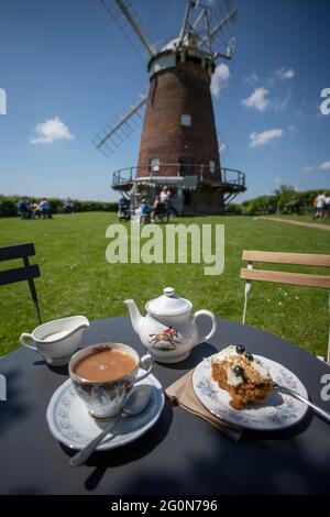 Thaxted Essex UK 31 Mai 2021 Bank Holiday thé et gâteau d'été dans le domaine de John Webbs Windmill (Thaxted Windmill). QuintEssential été britannique Banque D'Images