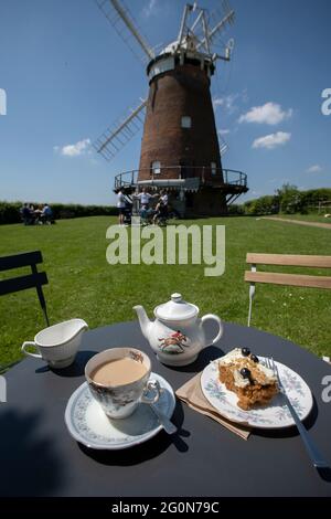 Thaxted Essex UK 31 Mai 2021 Bank Holiday thé et gâteau d'été dans le domaine de John Webbs Windmill (Thaxted Windmill). QuintEssential été britannique Banque D'Images