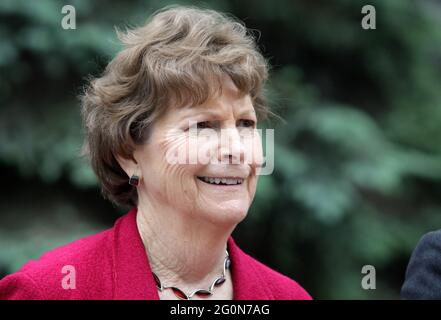 La sénatrice américaine Jeanne Shaheen (D-NH) parle lors d'une conférence de presse avec les sénateurs Rob Portman (R-OH) et Chris Murphy (D-CT), à la suite d'une réunion avec le président ukrainien Volodymyr Zelensky à l'extérieur du bureau présidentiel de Kiev. Le sénateur américain Jeanne Shaheen (D-NH), le sénateur américain Rob Portman (R-OH) et le sénateur américain Chris Murphy (D-CT), Les personnes en visite en Ukraine pour réaffirmer leur soutien bipartisan à l'ordre du jour de la réforme de l'Ukraine, ainsi que la lutte contre la corruption et l'agression de l'extérieur, rencontreront également le Premier ministre Denis Shmygal, le ministre des Affaires étrangères Dmytro Kuleba et Foreign Banque D'Images