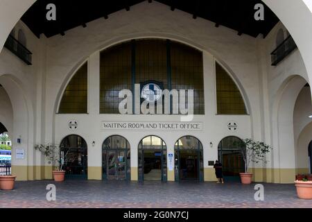 La salle d'attente du dépôt ferroviaire AMTRAK de Santa Fe et le bâtiment de la billetterie dans le centre-ville de San Diego, Californie Banque D'Images