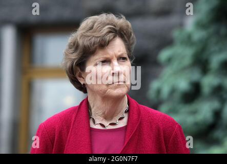 Le sénateur américain Jeanne Shaheen (D-NH) est vu lors d'une conférence de presse avec le sénateur Rob Portman (R-OH) et le sénateur Chris Murphy (D-CT), à la suite d'une réunion avec le président ukrainien Volodymyr Zelensky à l'extérieur du bureau présidentiel de Kiev. Le sénateur américain Jeanne Shaheen (D-NH), le sénateur américain Rob Portman (R-OH) et le sénateur américain Chris Murphy (D-CT), Les personnes en visite en Ukraine pour réaffirmer leur soutien bipartisan à l'ordre du jour de la réforme de l'Ukraine, ainsi que la lutte contre la corruption et l'agression de l'extérieur, rencontreront également le Premier ministre Denis Shmygal, le ministre des Affaires étrangères Dmytro Kuleba et Banque D'Images