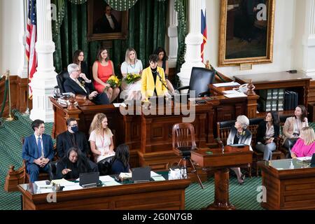 Austin, Texas, États-Unis. 30 mai 2021. Le sénateur Donna Cambell, R-New Braunfels, prononce un discours au Sénat après avoir été nommé Président Pro TEM le dernier jour de la 87e législature du Texas. Crédit : Bob Daemmrich/ZUMA Wire/Alay Live News Banque D'Images