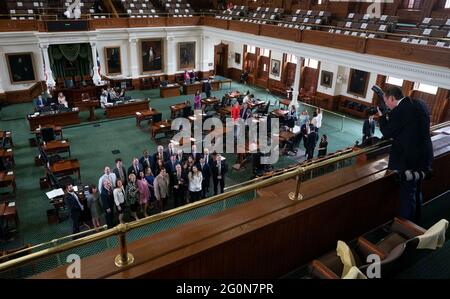 Austin, Texas, États-Unis. 30 mai 2021. Les membres du Comité sénatorial de l'éducation posent pour un photographe à l'étage du Sénat pendant les dernières minutes de la 87e législature à Austin. Crédit : Bob Daemmrich/ZUMA Wire/Alay Live News Banque D'Images