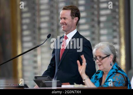 Austin, Texas, États-Unis. 30 mai 2021. Le Président de la Chambre DADE PHELAN, R-Beaumont, se fait des votes de procédure courante dans le dernier procès-verbal de la 87e session législative qui a pris fin sine die le 31 mai 2021. Crédit : Bob Daemmrich/ZUMA Wire/Alay Live News Banque D'Images