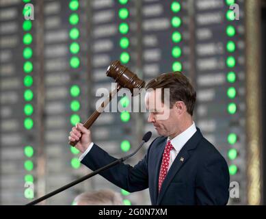 Austin, Texas, États-Unis. 30 mai 2021. Le Président de la Chambre DADE PHELAN, R-Beaumont, se fait des votes de procédure courante dans le dernier procès-verbal de la 87e session législative qui a pris fin sine die le 31 mai 2021. Crédit : Bob Daemmrich/ZUMA Wire/Alay Live News Banque D'Images