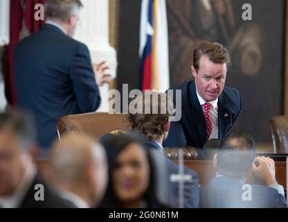 Austin, Texas, États-Unis. 30 mai 2021. Le Président de la Chambre DADE PHELAN, R-Beaumont, parle avec les députés dans le dernier procès-verbal de la 87e session législative qui a pris fin sine die le 31 mai 2021. Crédit : Bob Daemmrich/ZUMA Wire/Alay Live News Banque D'Images