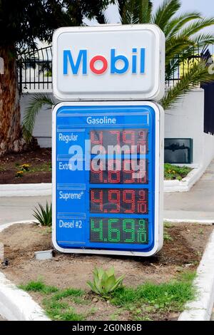 Le prix du gaz numérique est signé à une station de remplissage Mobil de San Diego, en Californie Banque D'Images