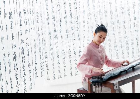 La jeune femme jouant le guzheng Banque D'Images
