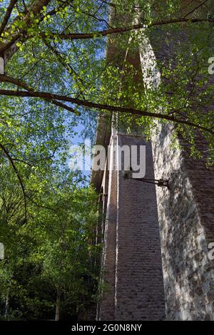 Europe, Luxembourg, ville de Luxembourg, Parcs de la Pétrusse avec pont routier de la Passerelle traversant la vallée de la Pétrusse Banque D'Images