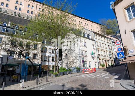 Europe, Luxembourg, ville de Luxembourg, montée du Grund, rue traditionnelle avec maisons et bars Banque D'Images