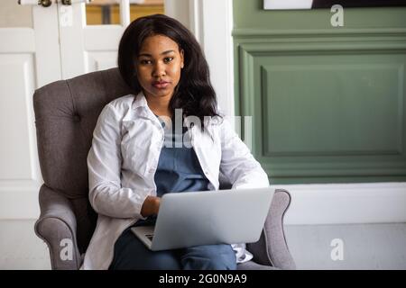 Médecin noir. Télémédecine utilisation des technologies informatiques et des télécommunications pour l'échange d'informations médicales Banque D'Images