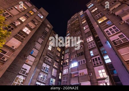 Photo nocturne à angle bas du quartier résidentiel de Belgrade, Serbie Banque D'Images