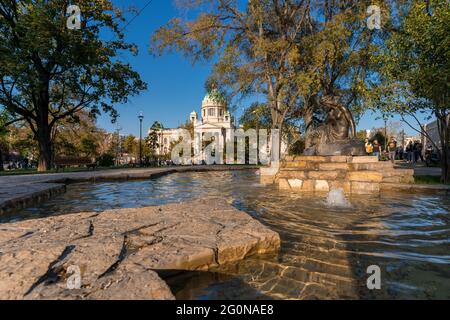 Fontaine d'eau dans un parc public devant la Chambre du Parlement à Belgrade, Serbie Banque D'Images