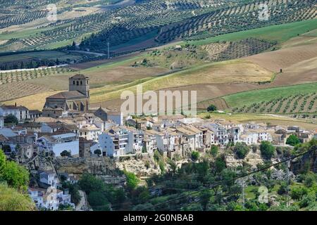 Vue sur la ville d'Alhama de Granada (Espagne) surplombant une gorge profonde et escarpée. Sa vieille ville est déclarée site historique-artistique. Banque D'Images