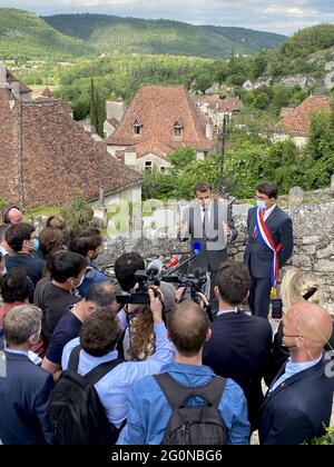 Le président de la République française, Emmanuel Macron, compagnie du maire de Saint-Cirq-Lapopie, Gerard Miquel, visite et mécanique avec les habitants et le conseil municipal de a Saint-Cirq-Lapopie, France, le 2 juin 2021. Le President est en visite dans la région du lot pour promonvoir le patrimoine touristique français et souligner l'importance du tourisme, qui a été fait par la pandemie de la covid-19. - le président français Emmanuel Macron lors d'une visite à Saint-Cirq-Lapopie, près de Cahors, dans le sud-ouest de la France, le 2 juin 2021. Macron est sur une visite de deux jours dans la région du Lot à pr Banque D'Images