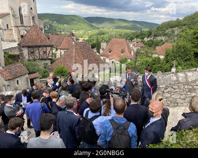 Le président de la République française, Emmanuel Macron, compagnie du maire de Saint-Cirq-Lapopie, Gerard Miquel, visite et mécanique avec les habitants et le conseil municipal de a Saint-Cirq-Lapopie, France, le 2 juin 2021. Le President est en visite dans la région du lot pour promonvoir le patrimoine touristique français et souligner l'importance du tourisme, qui a été fait par la pandemie de la covid-19. - le président français Emmanuel Macron lors d'une visite à Saint-Cirq-Lapopie, près de Cahors, dans le sud-ouest de la France, le 2 juin 2021. Macron est sur une visite de deux jours dans la région du Lot à pr Banque D'Images