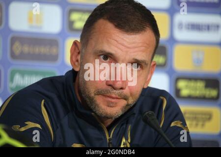 KHARKIV, UKRAINE - 2 JUIN 2021 - l'entraîneur-chef de l'Ukraine Andriy Shevchenko assiste à une conférence de presse pré-match en prévision d'une rencontre amicale contre l'Irlande du Nord qui se tiendra à la Dnipro Arena le jeudi 3 juin, à Kharkiv, dans le nord-est de l'Ukraine. Banque D'Images