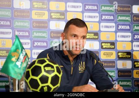 KHARKIV, UKRAINE - 2 JUIN 2021 - l'entraîneur-chef de l'Ukraine Andriy Shevchenko assiste à une conférence de presse pré-match en prévision d'une rencontre amicale contre l'Irlande du Nord qui se tiendra à la Dnipro Arena le jeudi 3 juin, à Kharkiv, dans le nord-est de l'Ukraine. Banque D'Images