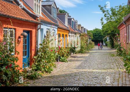 Aarhus, Danemark; 30 mai 2021 - vieilles cottages colorés dans une rue calme d'Aarhus, Danemark Banque D'Images