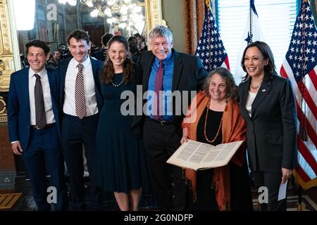 Le vice-président des États-Unis, Kamala Harris, et Eric Lander, directeur du Bureau de la politique scientifique et technologique (OSTP), posent pour une photographie avec la famille immédiate de Lander dans l'immeuble Eisenhower Executive Office à Washington, DC, États-Unis, le mercredi 2 juin, 2021. Landler a été confirmé par le Sénat le 28 mai et est le premier directeur de l'OSTP à siéger au cabinet du président. Crédit : Erin Scott/Pool via CNP/MediaPunch Banque D'Images