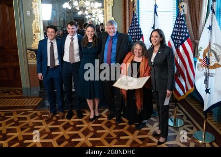 Le vice-président des États-Unis, Kamala Harris, et Eric Lander, directeur du Bureau de la politique scientifique et technologique (OSTP), posent pour une photographie avec la famille immédiate de Lander dans l'immeuble Eisenhower Executive Office à Washington, DC, États-Unis, le mercredi 2 juin, 2021. Landler a été confirmé par le Sénat le 28 mai et est le premier directeur de l'OSTP à siéger au cabinet du président. Crédit : Erin Scott/Pool via CNP/MediaPunch Banque D'Images