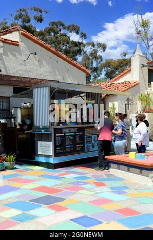 Les gens qui marchent sur les pavés colorés à la découverte des arts et de l'artisanat en vente par des artistes locaux dans le centre d'art du village espagnol, San Diego, CA Banque D'Images