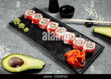Sushi california roll avec thon dans le caviar Banque D'Images