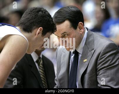 Durham, États-Unis. 08 décembre 2007. Mike Krzyzewski, entraîneur-chef de Duke, donne quelques conseils à Brian Zoubek lors de la deuxième moitié de l'action. Les Blue Devils ont vaincu les Wolverines 95-67, au stade intérieur de Cameron, le samedi 8 décembre 2007, à Durham, en Caroline du Nord. (Photo par Ted Richardson/Raleigh News & observer/MCT/Sipa USA) crédit : SIPA USA/Alay Live News Banque D'Images