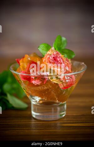 gelée de fruits doux colorée dans un verre de verre Banque D'Images