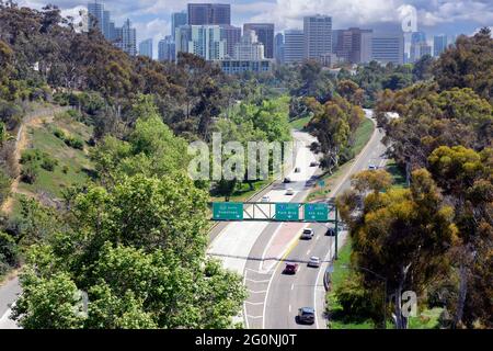 Vue sur le centre-ville de San Diego depuis le pont Cabrillo à Balboa Park Banque D'Images