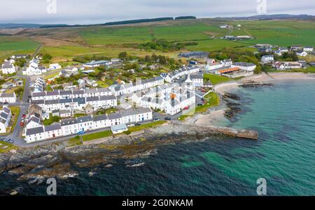 Vue aérienne du village de Port Charlotte sur la côte de l'île d'Islay, Argyll & Bute, Inner Hebrides, Écosse, Royaume-Uni Banque D'Images