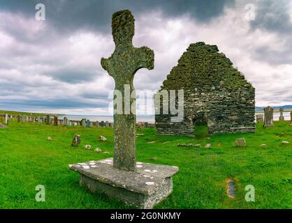 Vue extérieure de la chapelle Kilnave et Croix à côté de l'ouest Loch Gruinart, Islay, Argyll & Bute, Inner Hebrides, Écosse Banque D'Images