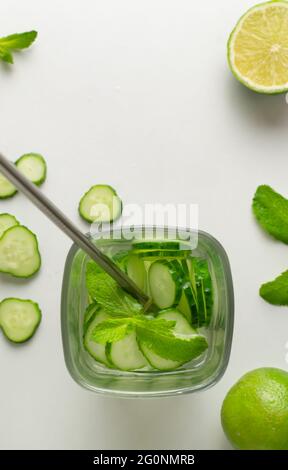 Cool l'eau infusée de concombre frais, cocktail, boisson detox, dans un verre de limonade. Les soins de santé, la condition physique, la nutrition saine alimentation concept. Banque D'Images