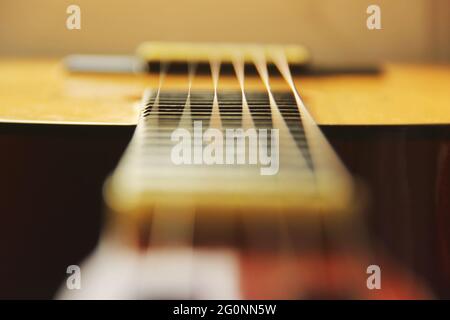 Guitare gros plan. Les chaînes. Gros plan sur les instruments de musique Banque D'Images