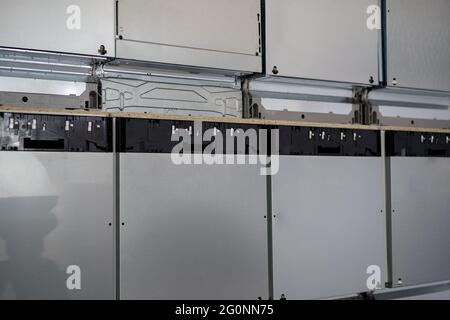 Rangée de lave-vaisselle neufs dans la boutique d'appareils électroménagers Banque D'Images