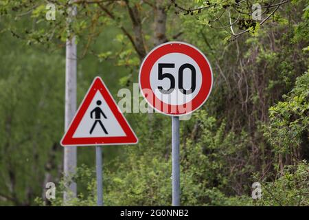 Différents panneaux routiers sur la route signalisation de danger. Banque D'Images