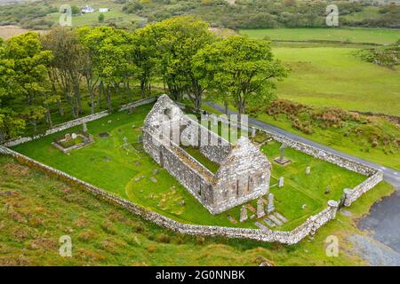 Vue aérienne de l'ancienne église paroissiale de Kildalton et du chantier naval contenant Kildalton High Cross on Islay, Inner Hebrides, Écosse, Royaume-Uni Banque D'Images