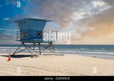 Emblématique tour californienne de sauveteurs de plage sur la plage de Coronado, San Diego, CA Banque D'Images