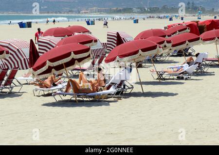 Les gens qui profitent du soleil sur la plage de Coronado, San Diego, Californie, Banque D'Images