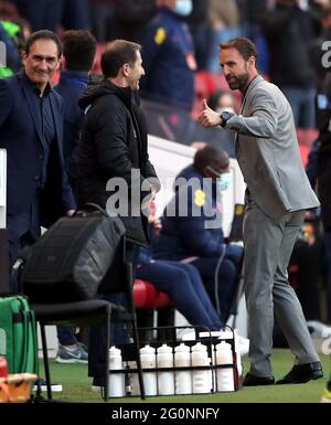 Gareth Southgate, directeur de l'Angleterre, donne un pouce au directeur de l'Autriche Franco Foda lors du match international amical au stade Riverside, à Middlesbrough. Date de la photo: Mercredi 2 juin 2021. Banque D'Images