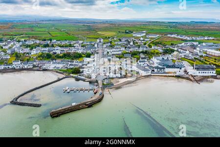 Vue aérienne des maisons blanchies à la chaux à Bowmore, Islay, Écosse, Royaume-Uni Banque D'Images