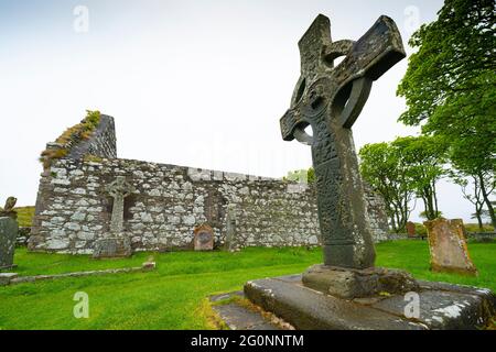 Kildalton High Cross et Kildalton Parish Church on Islay, Inner Hebrides, Écosse, Royaume-Uni Banque D'Images
