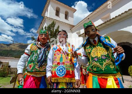 Danse folklorique péruvienne, avec des costumes colorés devant l'église de San Pedro Apôtre d'Andahuaylillas, Quispicanchi, près de Cusco, Pérou sur Octo Banque D'Images