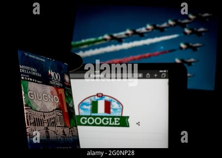 Rome, Italie. 02 juin 2021. Le moteur de recherche Google célèbre le 2 juin, la fête de la République italienne, avec un doodle animé: Le drapeau italien agitant dans le ciel bleu. Au-dessus du cadre le nombre 75, l'année de la République italienne dans la photo le Google dooodle avec le fond un pc avec des flèches tricolores. (Photo par Andrea Ronchini/Pacific Press) crédit: Pacific Press Media production Corp./Alay Live News Banque D'Images