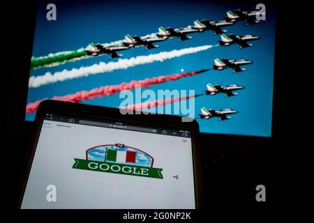 Rome, Italie. 02 juin 2021. Le moteur de recherche Google célèbre le 2 juin, la fête de la République italienne, avec un doodle animé: Le drapeau italien agitant dans le ciel bleu. Au-dessus du cadre le nombre 75, l'année de la République italienne dans la photo le Google dooodle avec le fond un pc avec des flèches tricolores. (Photo par Andrea Ronchini/Pacific Press) crédit: Pacific Press Media production Corp./Alay Live News Banque D'Images